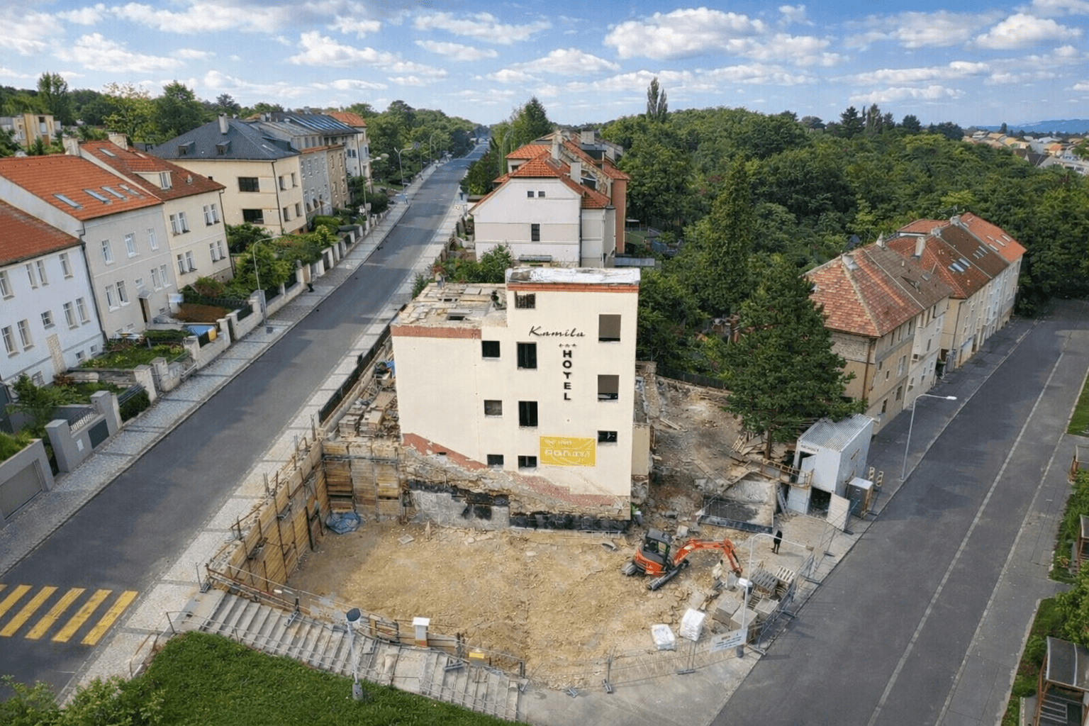 Demolice u hotelu Kamila